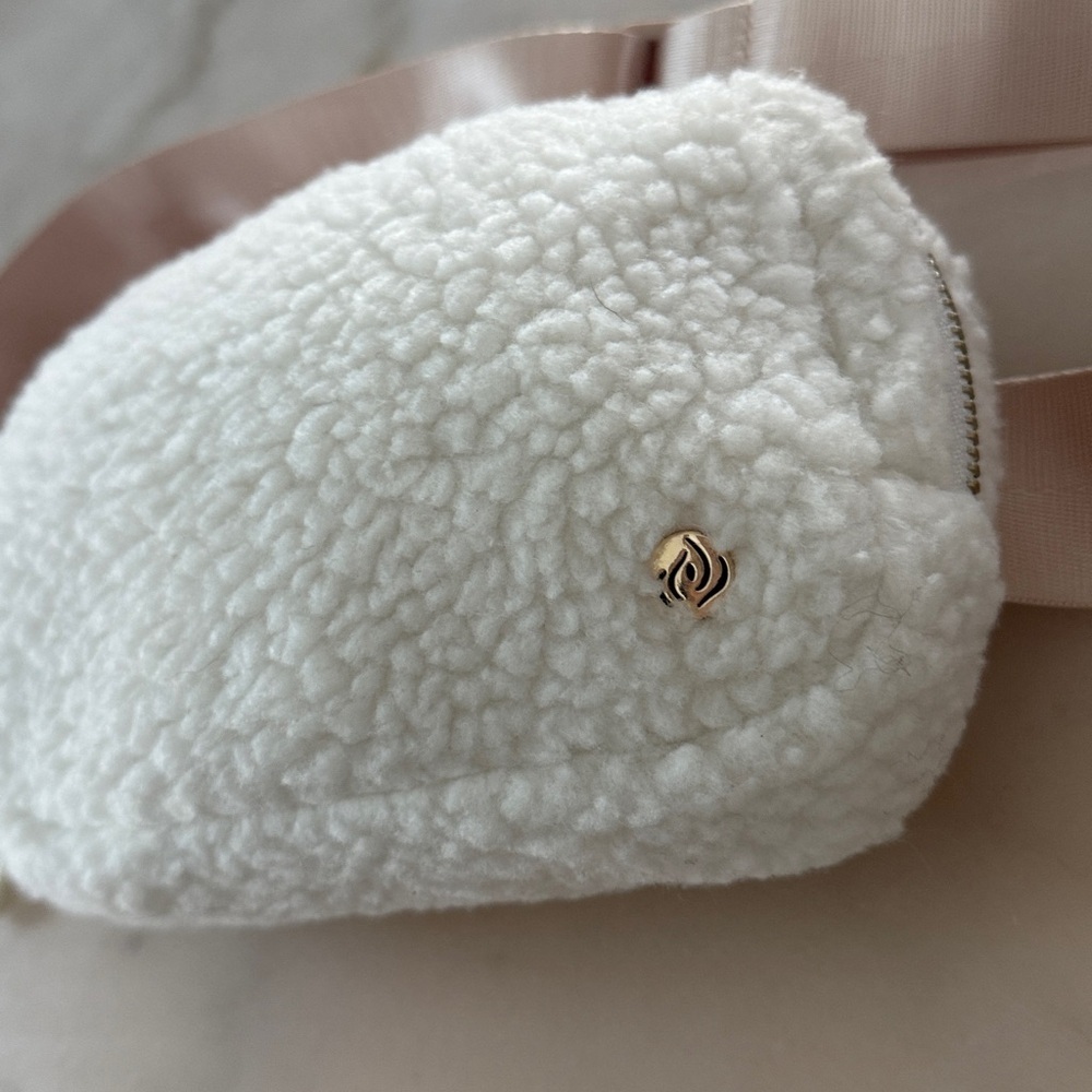 Apana Studio to street cozy sherpa belt bag fanny bag white cream beige OS NWOT - Picture 4 of 11